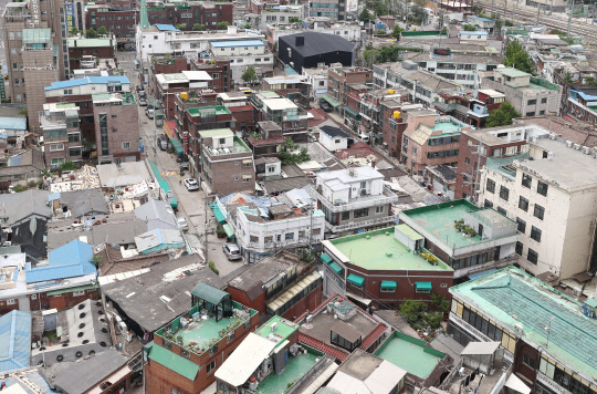 서울시가 깡통전세 등 전세사기 피해를 예방하기 위해 전세가격 상담센터를 운영한다. 사진은 서울시 한 빌라촌.  <사진=연합뉴스>
